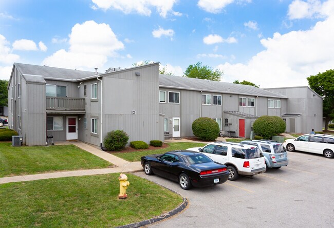 Indian Springs Apartments in South Bend, IN - Foto de edificio - Building Photo