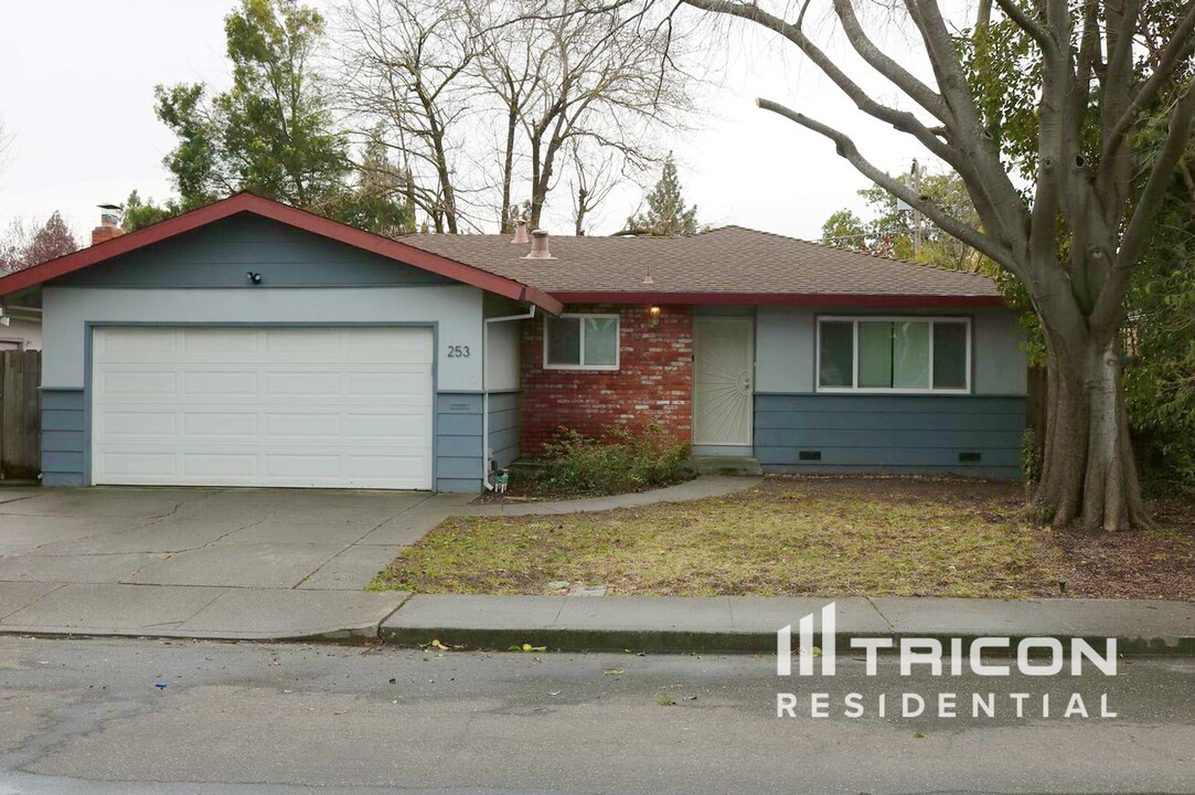 253 Camellia St in Fairfield, CA - Building Photo