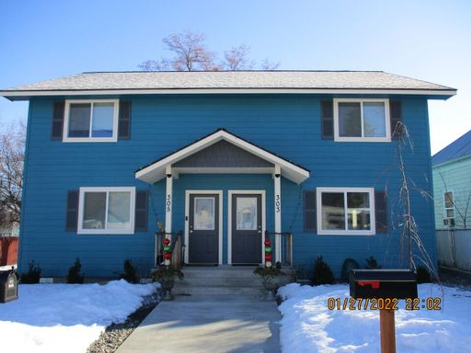 305 3rd St in La Grande, OR - Building Photo