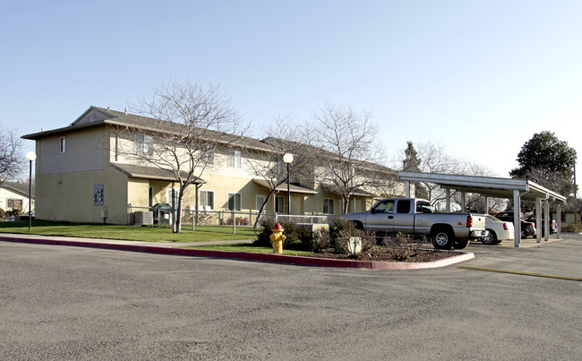 Poplar Grove Apartments in Porterville, CA - Foto de edificio - Building Photo