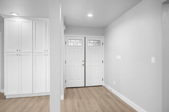 16132 Chatsworth St in Granada Hills, CA - Building Photo - Building Photo