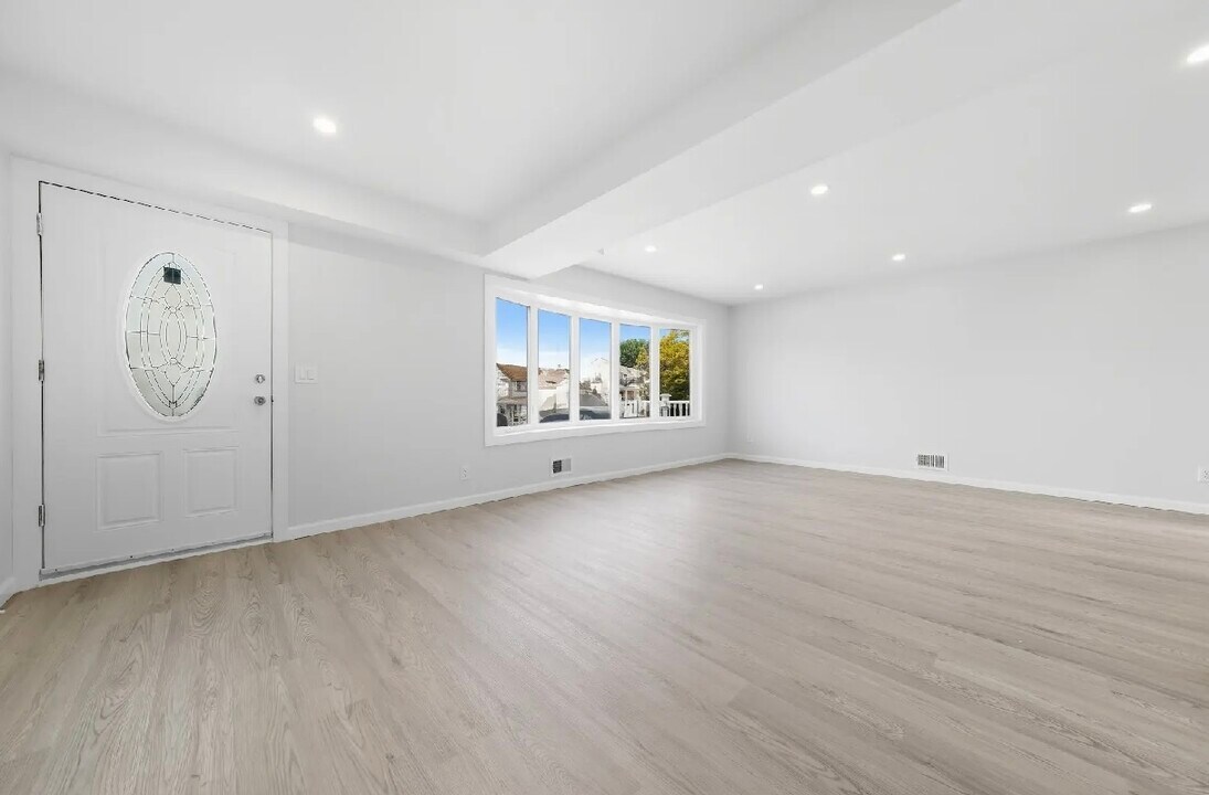 450 Jefferson Ave, Unit Second floor in Staten Island, NY - Building Photo