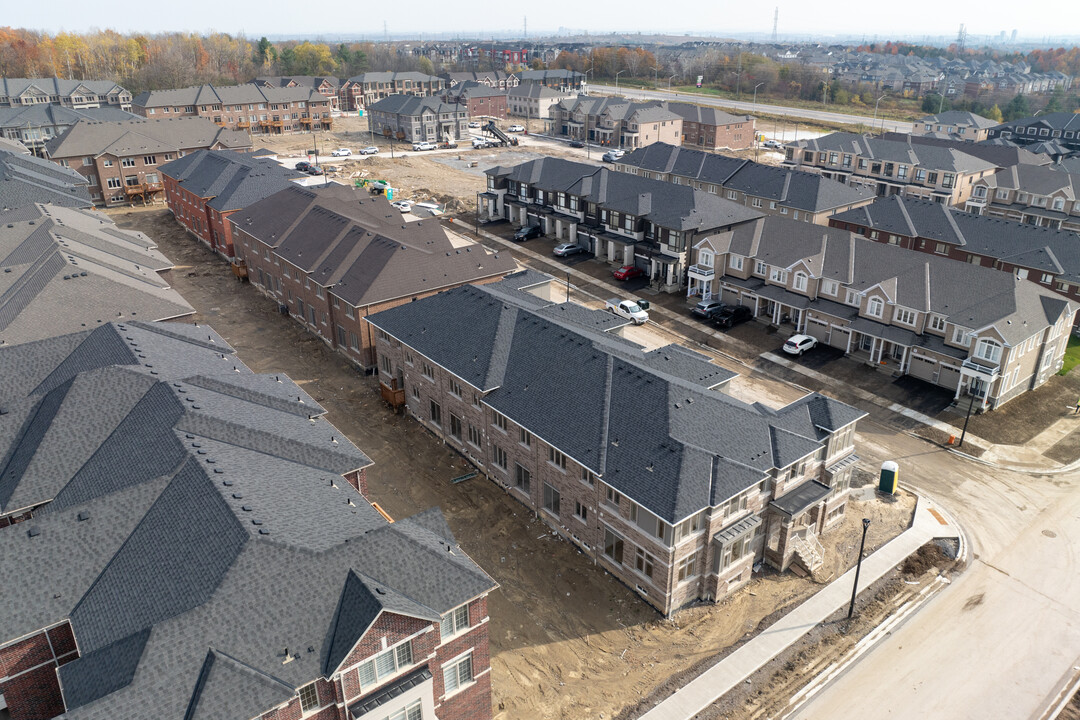 Cormorant Path in Pickering, ON - Building Photo