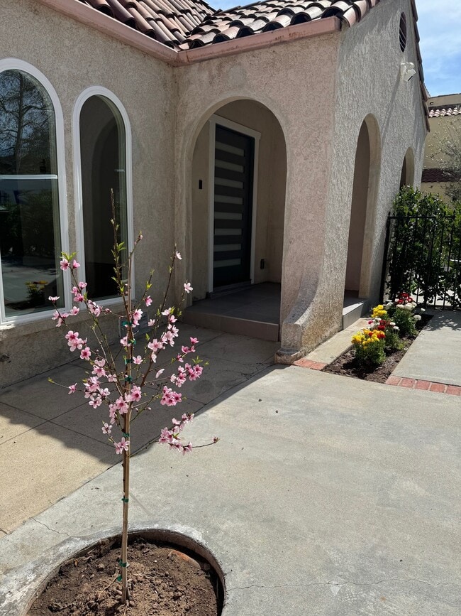 1536 N Commonwealth Ave in Los Angeles, CA - Building Photo - Building Photo