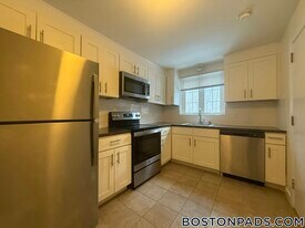 17 Captain Parker Arms, Unit 15 in Lexington, MA - Building Photo