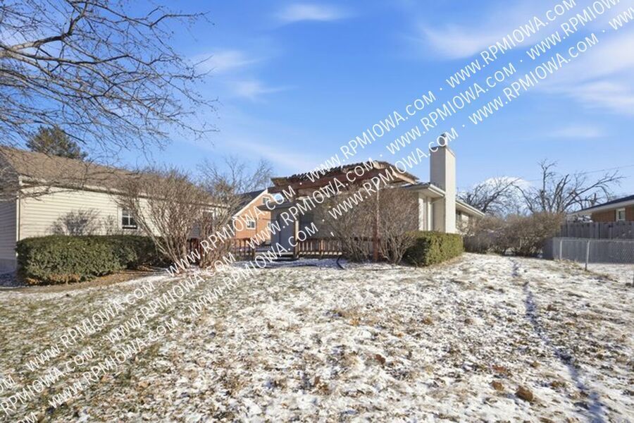 3212 Ashwood Dr in Urbandale, IA - Building Photo