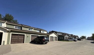 **Fall in Love with Your New Wolf Run Vill... in Watford City, ND - Foto de edificio - Building Photo