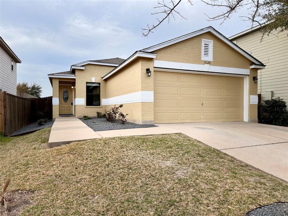 5620 Victory Gallop Dr in Del Valle, TX - Building Photo