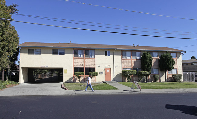 Columbus Manor Apartments in San Leandro, CA - Building Photo - Building Photo