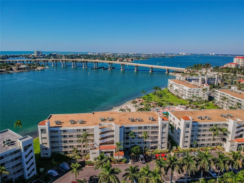 6061 Bahia Del Mar Cir in St. Petersburg, FL - Building Photo