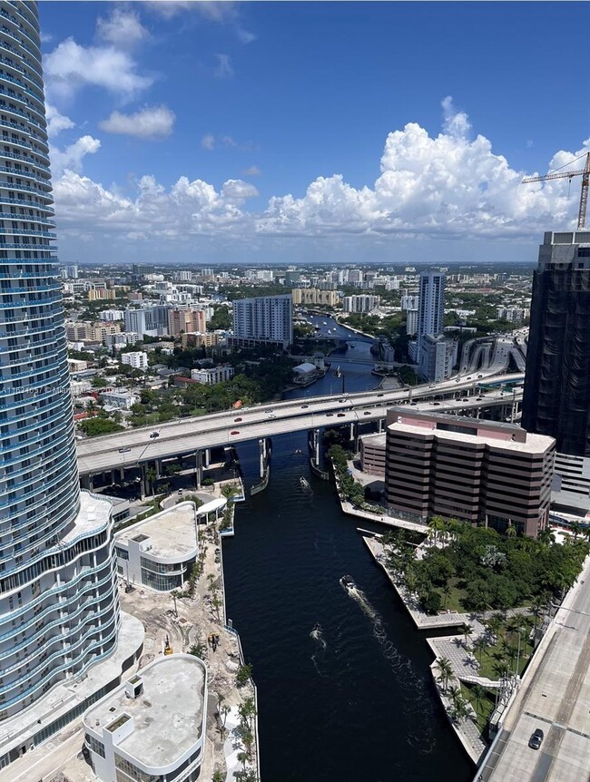 185 SW 7th St, Unit 3702 in Miami, FL - Foto de edificio - Building Photo