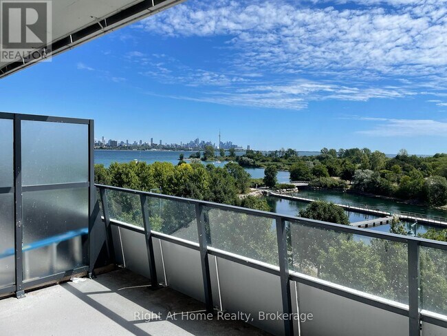 20-320 Shore Breeze Dr in Toronto, ON - Building Photo - Building Photo