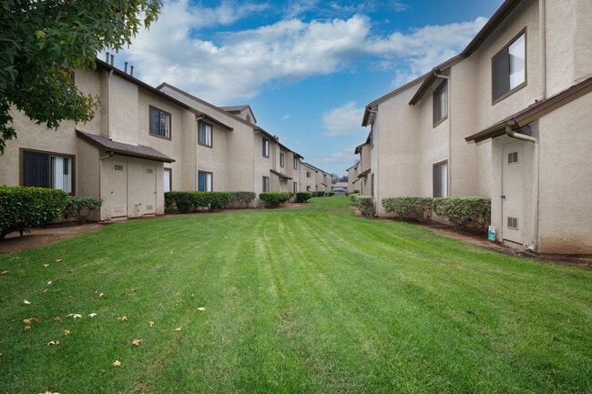 Summer Brook Apartments in San Diego, CA - Foto de edificio - Building Photo