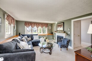 71 Maxwell Dr in Plantsville, CT - Building Photo