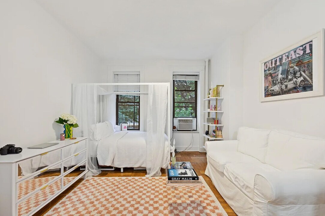 25 W 56th St in New York, NY - Building Photo