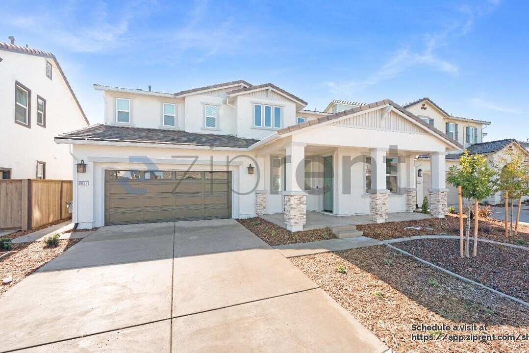 8088 Monterey Pebble Wy in Elk Grove, CA - Building Photo