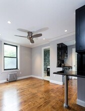 396 E 10th St, Unit 6 in New York, NY - Foto de edificio - Building Photo