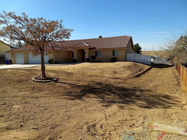 16420 Los Cedros Rd in Victorville, CA - Foto de edificio - Building Photo