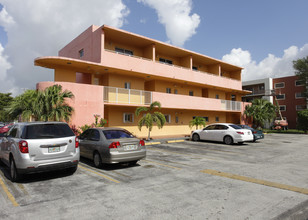 Savannah Apartments in Hialeah, FL - Building Photo - Building Photo