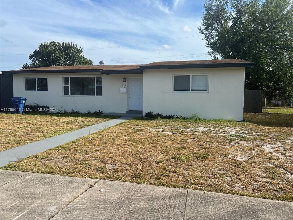 770 NW 179th St in Miami, FL - Building Photo