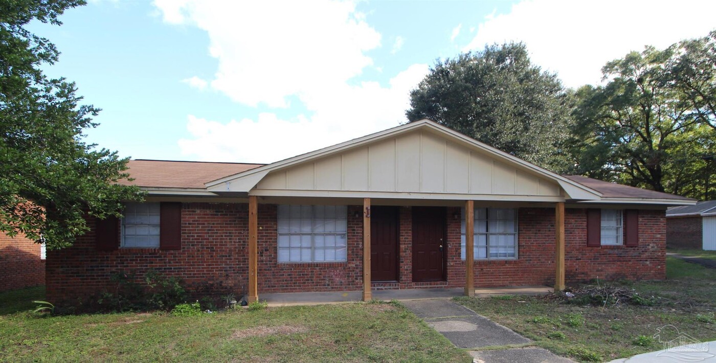 10151 Guidy Ln in Pensacola, FL - Building Photo