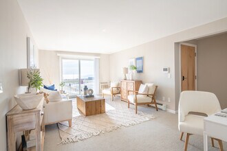 151 Ocean Road LLC in Narragansett, RI - Building Photo - Interior Photo