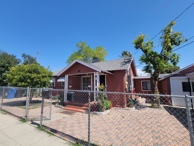 1347 Genevieve St, Unit A in San Bernardino, CA - Foto de edificio - Building Photo