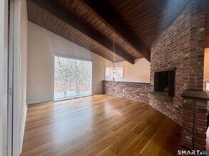 860 Oakwood Rd in Orange, CT - Building Photo - Building Photo