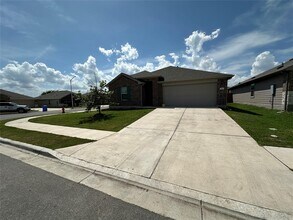 332 Harvest Crk Dr in Uhland, TX - Building Photo - Building Photo