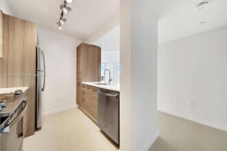 1756 N Bayshore Dr, Unit 17B in Miami, FL - Building Photo - Building Photo