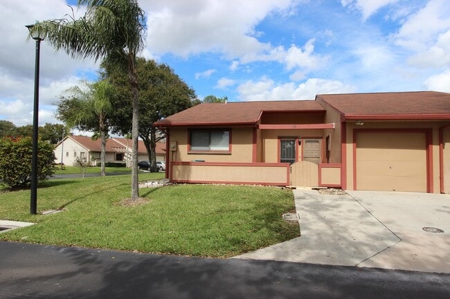 22 Walcott Dr in Boynton Beach, FL - Building Photo - Building Photo