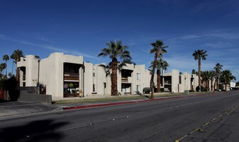 Tennis Court Apartments in Palm Springs, CA - Building Photo
