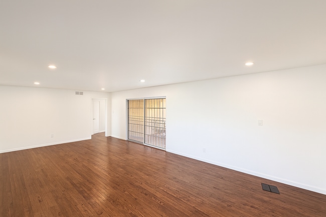 5104 E Falls View Dr in San Diego, CA - Building Photo - Building Photo