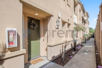 15 Lisbon Ln in Redwood City, CA - Building Photo - Building Photo