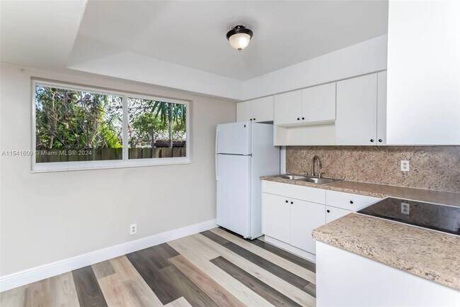 5841 Lincoln St, Unit 2 in Hollywood, FL - Building Photo - Building Photo