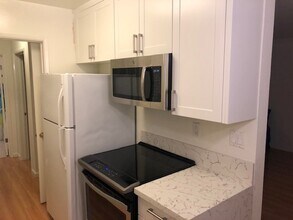 AMAZING CONDOMINIUM BUILDING BY THE BEACH!! in Santa Monica, CA - Building Photo - Building Photo