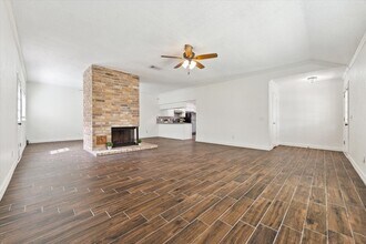3915 Flintrock Ln in Sugar Land, TX - Building Photo - Building Photo