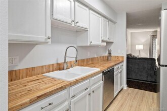 1060 S Parker Rd in Denver, CO - Building Photo - Building Photo