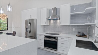 15533 N Miami Lakeway in Miami Lakes, FL - Foto de edificio - Building Photo