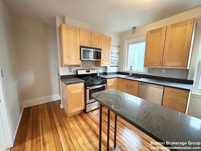 20 Dawes St, Unit 1 in Boston, MA - Foto de edificio - Building Photo