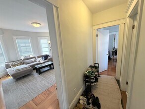 30 Leonard St, Unit 2 in Somerville, MA - Foto de edificio - Building Photo