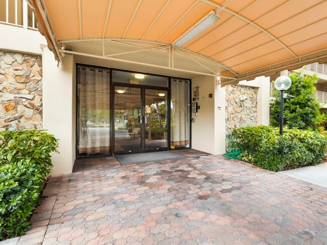 4030 W Palm Aire Dr in Pompano Beach, FL - Building Photo - Building Photo