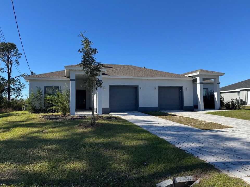 123 Pine Ln in Lehigh Acres, FL - Building Photo