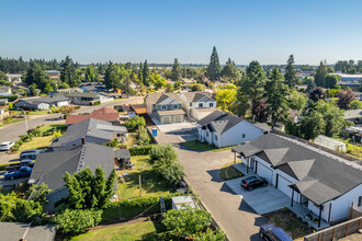 1405 Hardcastle Ave in Woodburn, OR - Building Photo - Building Photo