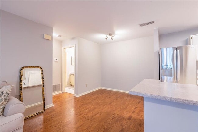 305 Granville Ct, Unit Granville 1 Bed 1 Bath in Atlanta, GA - Building Photo - Building Photo
