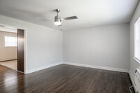 Kings Gardens in Woodbridge, NJ - Building Photo - Interior Photo