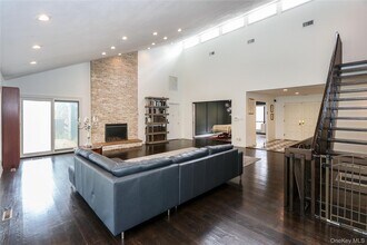 35 Old Pond Rd in Great Neck, NY - Building Photo - Building Photo