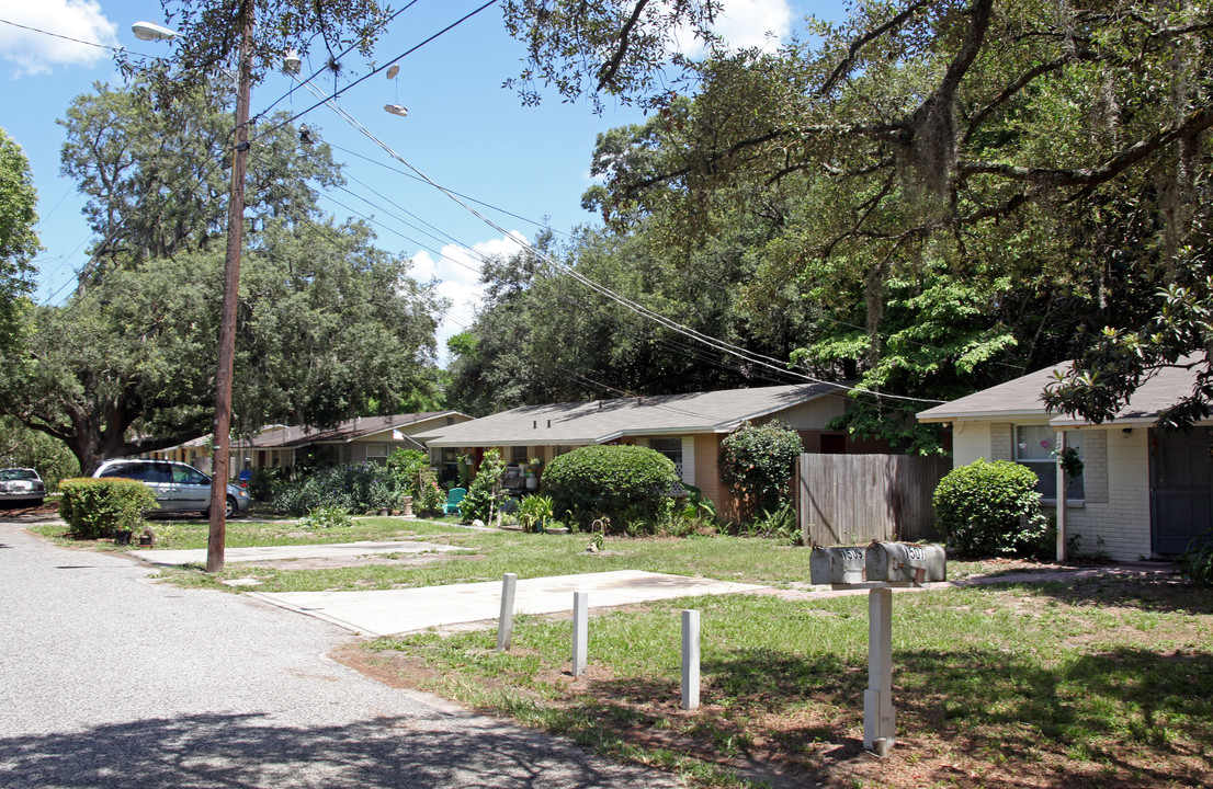 1507 E 128th Ave in Tampa, FL - Foto de edificio