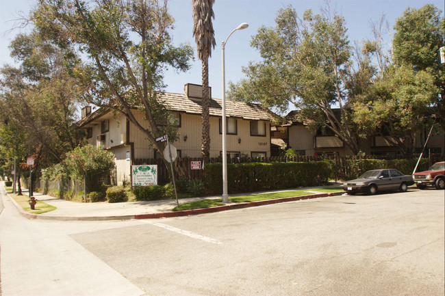 12107 El Dorado Ave in Sylmar, CA - Foto de edificio - Building Photo