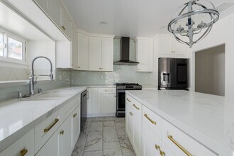 1038 N Crescent Heights Blvd, Unit 1040 in West Hollywood, CA - Building Photo - Building Photo